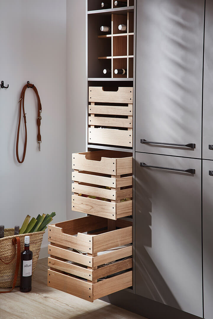 Boxy na uskladnenie zásob integrované do skriňového systému